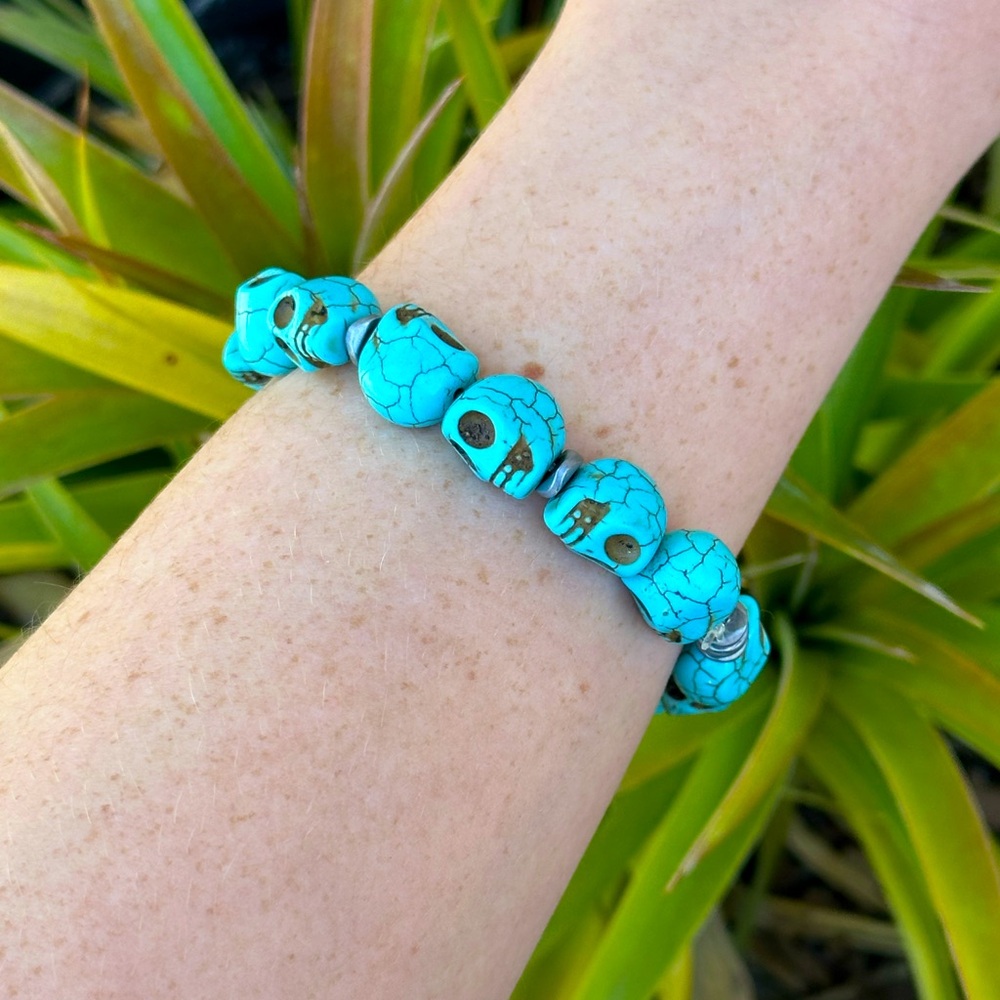 Dyed Howlite Bracelet🩵